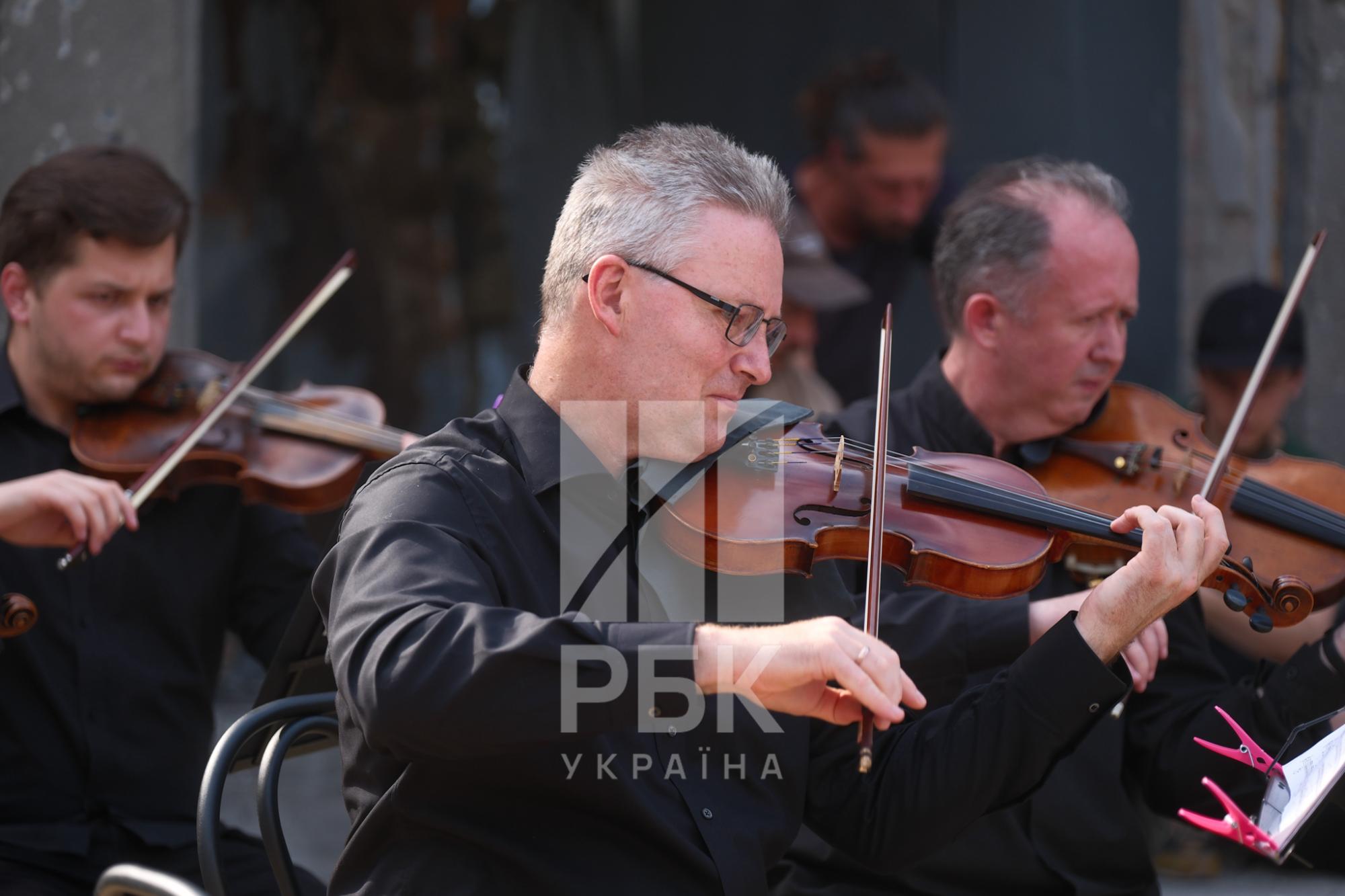 В память о жертвах. В "Охматдете" камерный оркестр исполнил "Реквием по погибшим": фото